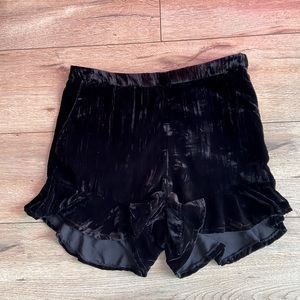 H&M BLK. VELVET SHORTS Size 10 Woman’s Side Pockets invisible side Zipper Button